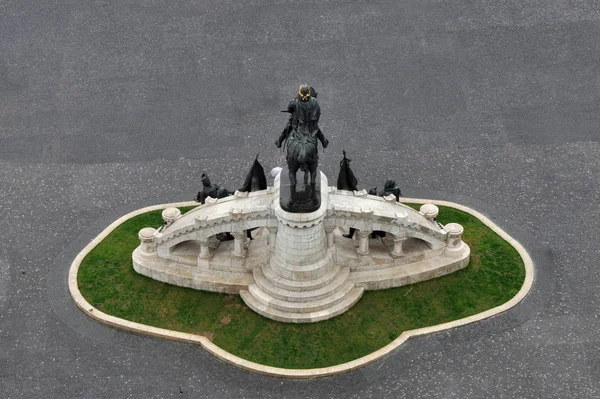 Standbeeld van koning Mathias in Cluj, Roemenië — Stockfoto