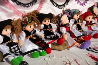 Geleneksel giysiler içinde Romen el yapımı bebek