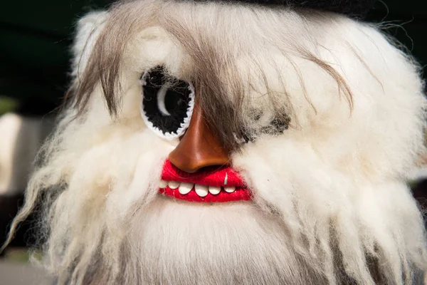 Winterurlaub traditionelle Weihnachtsmaske, Maske aus Rumänien — Stockfoto