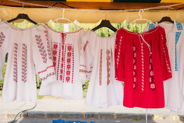 Roemeense traditionele shirts op hangers — Stockfoto