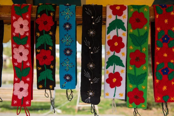 Традиционные румынские аксессуары для одежды, красочный узор — стоковое фото