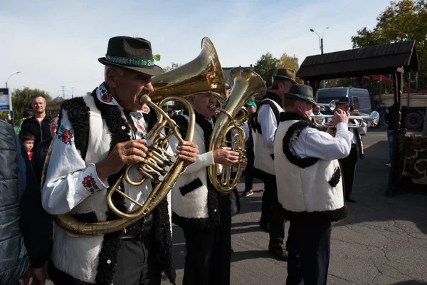 Brass-band executando música folclórica romena em instrumentos de sopro — Fotografia de Stock