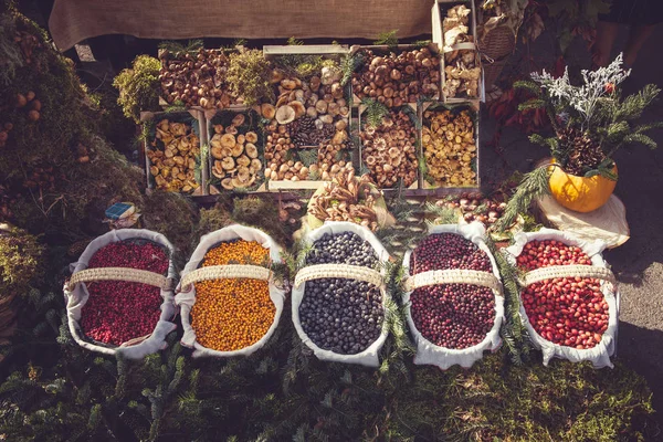 Frutti di montagna e funghi in cesti — Foto Stock