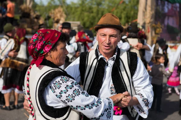 Rumänsk Folkmusik dansare dansar i traditionella dräkter — Stockfoto