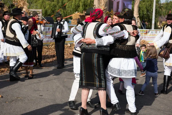 Rumänische Volkstänzer tanzen in traditionellen Trachten — Stockfoto