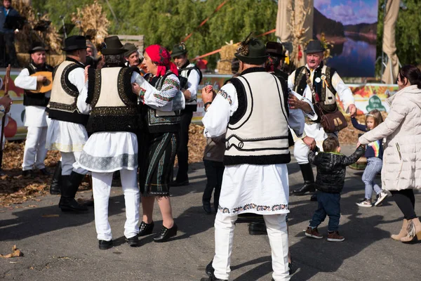 Roemeense folk dansers dansen in traditionele kostuums — Stockfoto