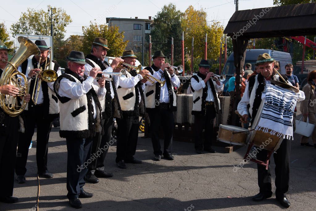 Banda de metal que interpreta música folclórica rumana en instrumentos