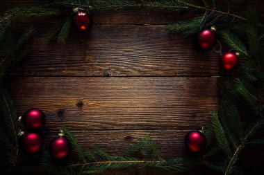 Noel selamlar. Kırmızı topları, çam ağacı, metin için yer