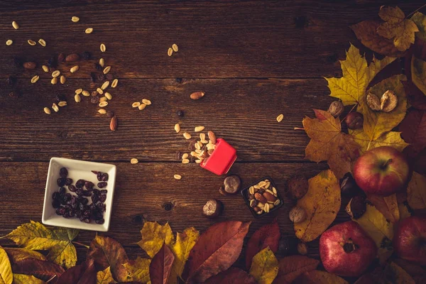 Táblázat felülnézet őszi levelek és dió fából készült háttér — Stock Fotó