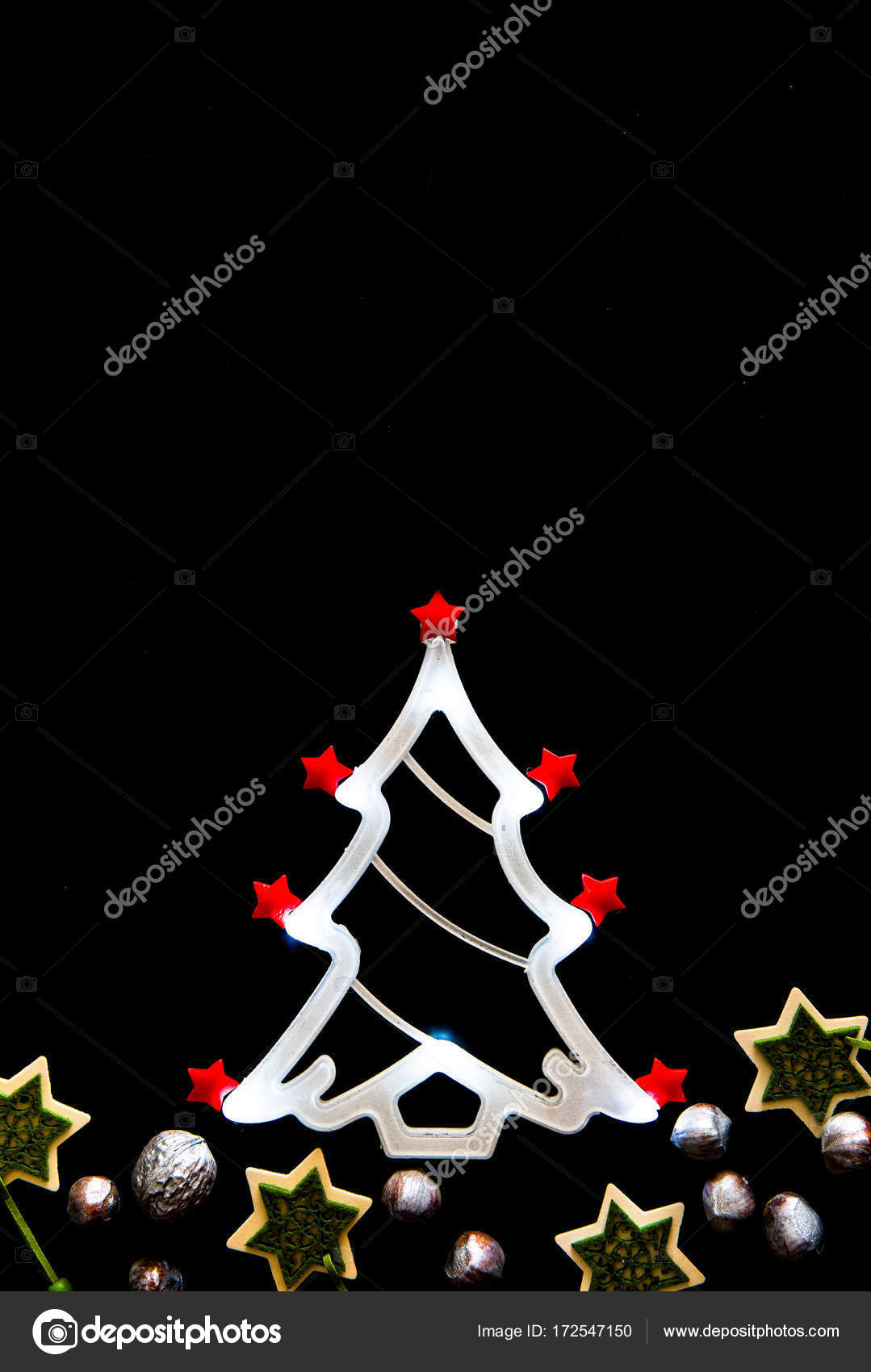 Weihnachtsbaum förmige LEDLeuchtröhre auf schwarz — Stockfoto