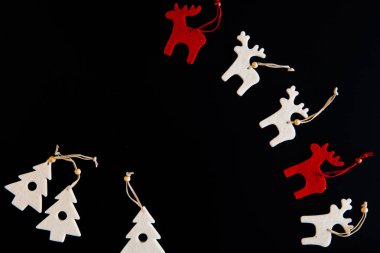 Siyah izole kırmızı ve beyaz keçe dizgin geyikler