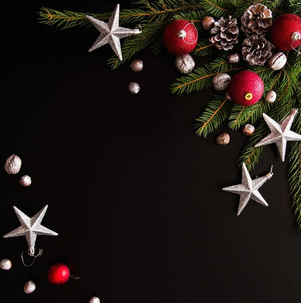 Χριστουγεννιάτικο φόντο με μπάλες, κλαδιά δέντρων ελάτης — Φωτογραφία Αρχείου
