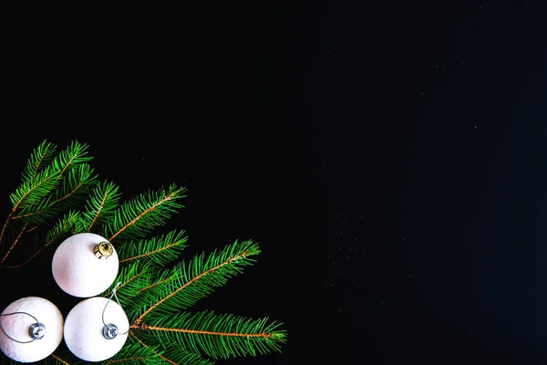 Jul bakgrund med bollar, fir trädgrenar — Stockfoto