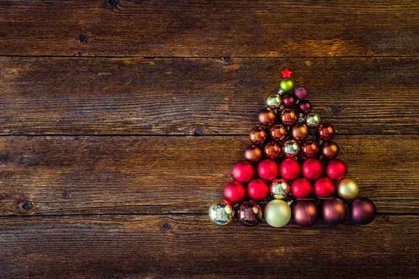 Χριστούγεννα μπάλες τοποθετημένα ως ένα χριστουγεννιάτικο δέντρο — Φωτογραφία Αρχείου