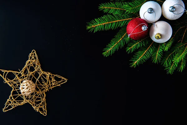 Jul bakgrund med bollar, fir trädgrenar — Stockfoto