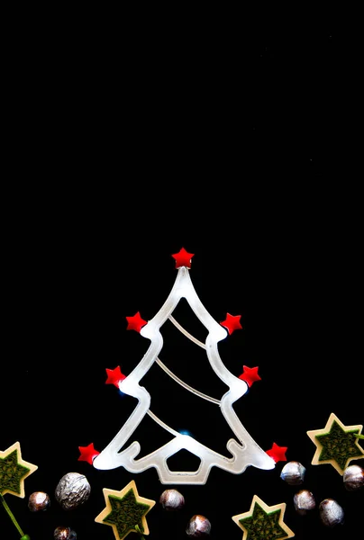 Noel ağacı şeklinde ışık tüp üzerinde siyah açtı. — Stok fotoğraf