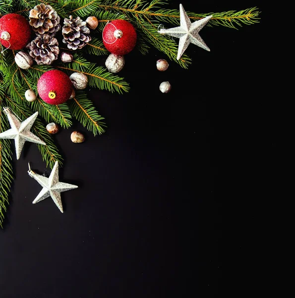 Χριστουγεννιάτικο φόντο με μπάλες, κλαδιά δέντρων ελάτης — Φωτογραφία Αρχείου