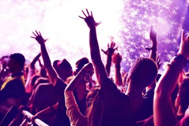 Yeni yıl konseptiyle kalabalık ve havai fişek