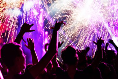 Kalabalığı eğlendirmekten ve havai fişek