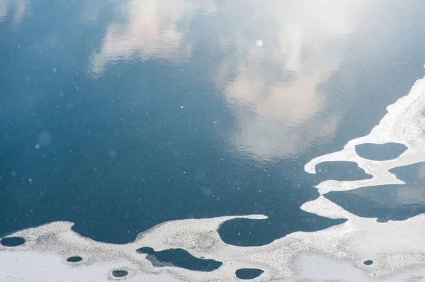 Extrémní chladné počasí, zamrzlé jezero — Stock fotografie