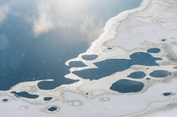 Clima freddo estremo, lago ghiacciato — Foto Stock