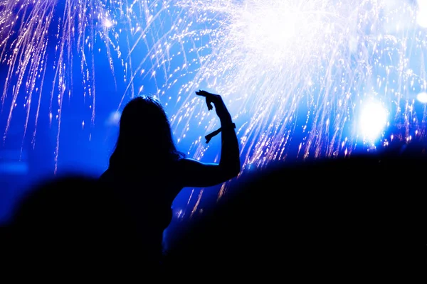 Partying crowd and fireworks at New Year — Stock Photo, Image