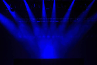 Mavi sahne ışıkları