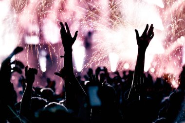 Neşeli kalabalık ve havai fişek. Yeni yıl 