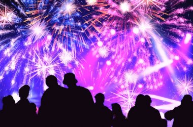 Neşeli kalabalık ve havai fişek. Yeni yıl 