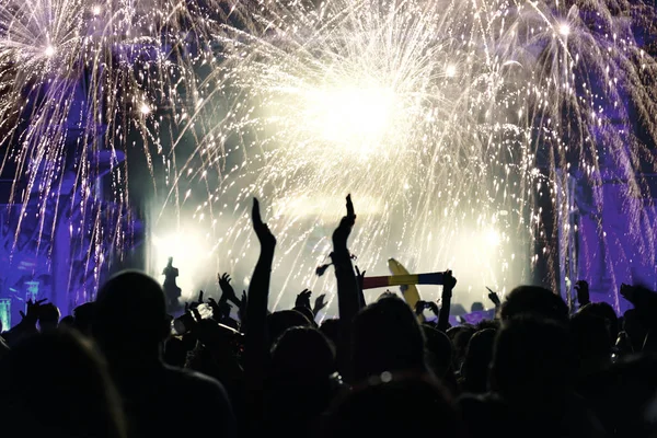 Cheerful crowd and fireworks, New Year — Stock Photo, Image