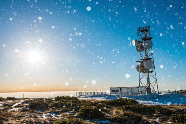 Метеорологическая станция на горе зимой — стоковое фото