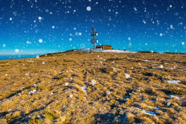 Meteorologisk station på berget på vintern — Stockfoto