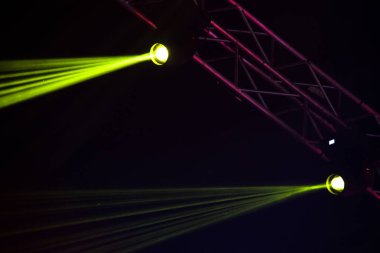 Yeşil sahne ışıkları