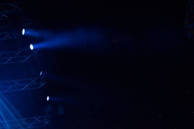 Mavi sahne ışıkları