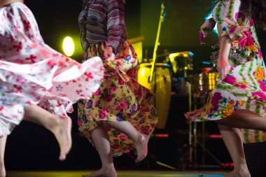 Genç dansçı kadın ayakla çingene elbise sahnede dans