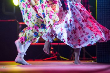 Genç dansçı kadın ayakla çingene elbise sahnede dans