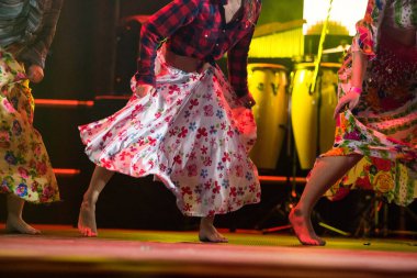 Genç dansçı kadın ayakla çingene elbise sahnede dans