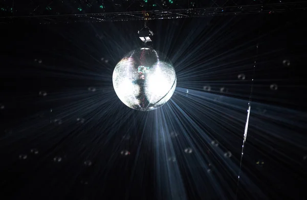 Disco bola espejo colgando en una fiesta retro — Foto de Stock