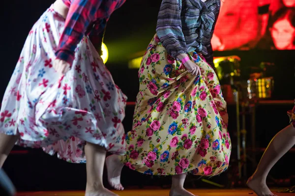 Genç dansçı kadın ayakla çingene elbise sahnede dans — Stok fotoğraf