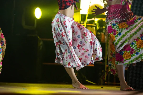 Genç dansçı kadın ayakla çingene elbise sahnede dans