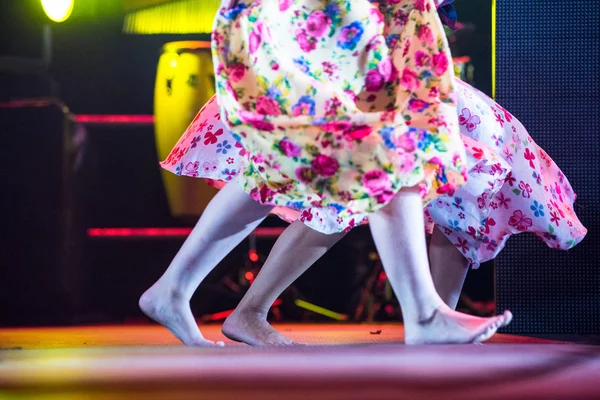 Jonge danseres vrouw op blote voeten in Gypsy jurk dansen op het podium — Stockfoto