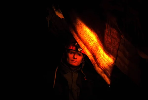 Soletrador perguntando em uma caverna — Fotografia de Stock