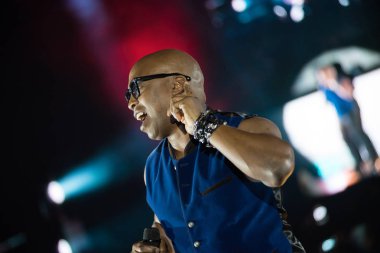 Haddaway disko parti sırasında canlı performans