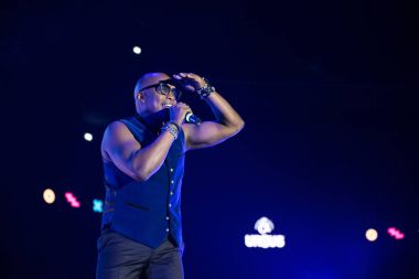 Haddaway disko parti sırasında canlı performans