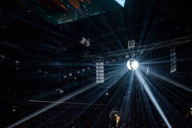 Disko topu, aynalı küreyi bir disko parti asılı