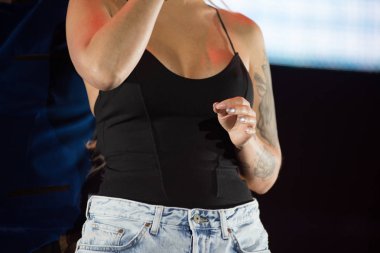 Sarışın şarkıcı kadının canlı şarkı