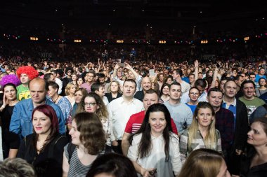 Neşeli kişilik bir konser parti kalabalık