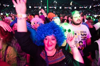 Neşeli kişilik bir konser parti kalabalık