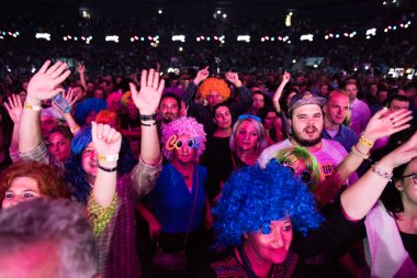 Neşeli kişilik bir konser parti kalabalık