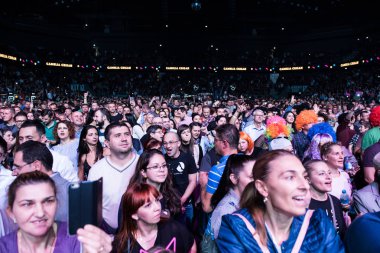 Neşeli kişilik bir konser parti kalabalık
